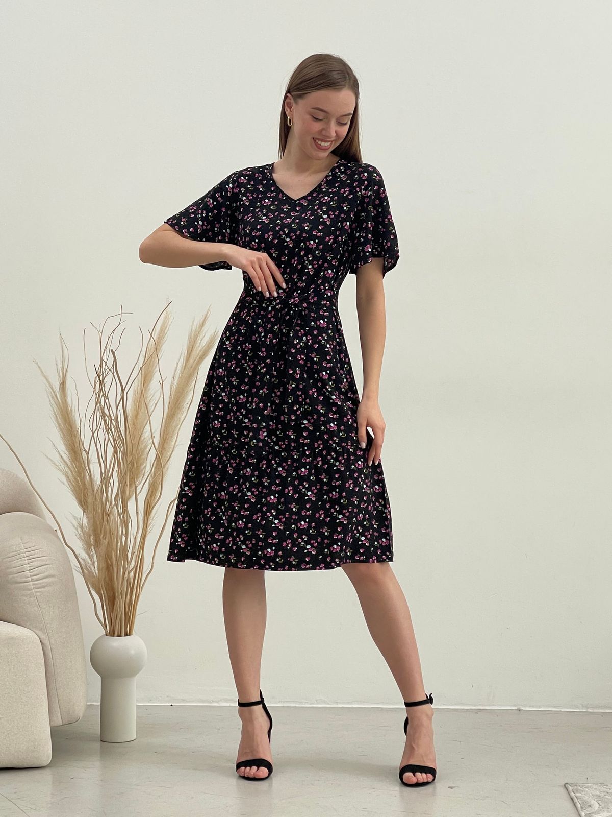 Купить Платье летнее ниже колен в цветочек черное Merlini Мискано 700001281 размер 42-44 (S-M) в интернет-магазине