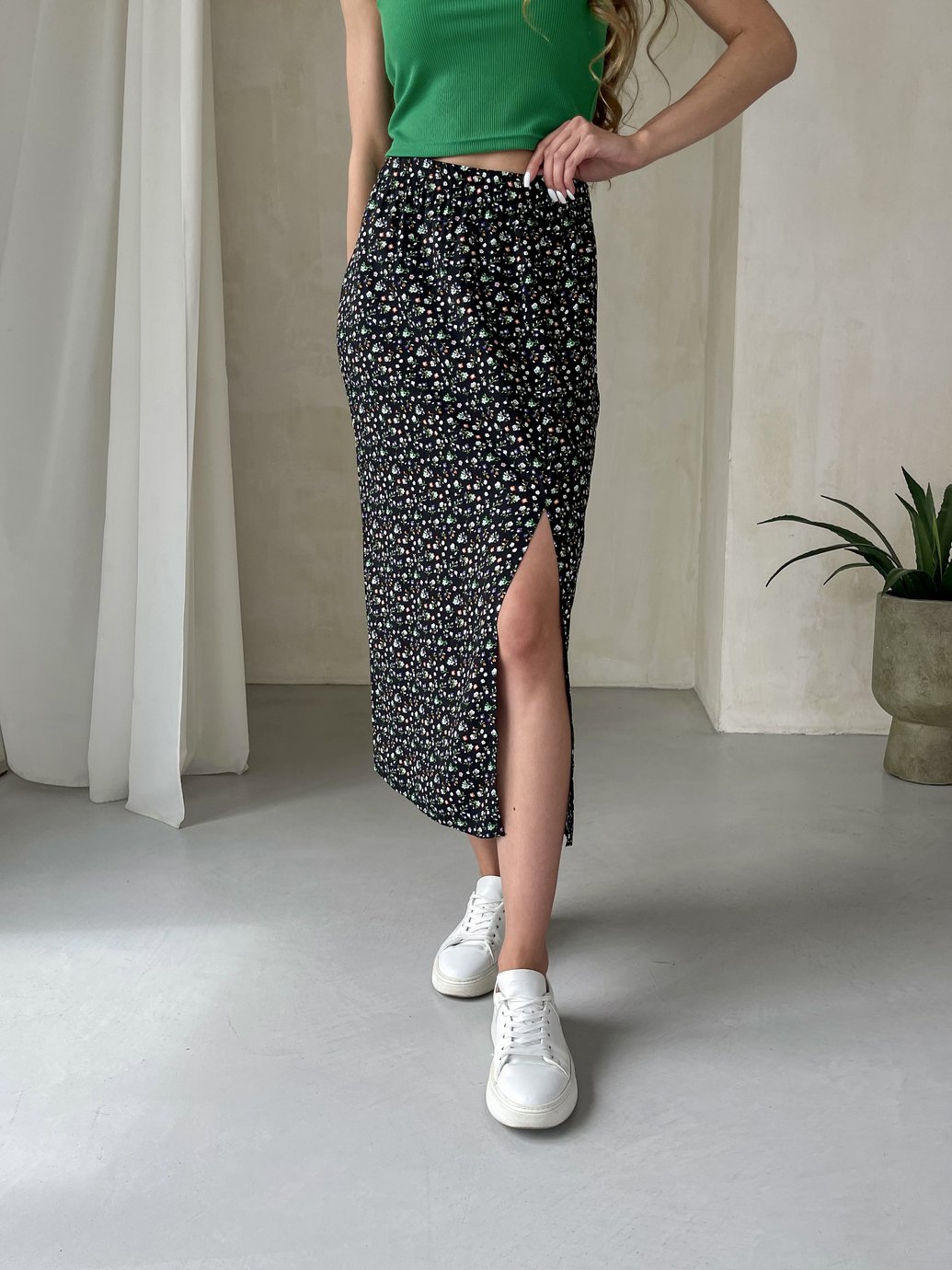 Купить Длинная женская юбка ниже колена с размером в цветочек Merlini Равенна 400000123, размер 42-44 (S-M) в интернет-магазине