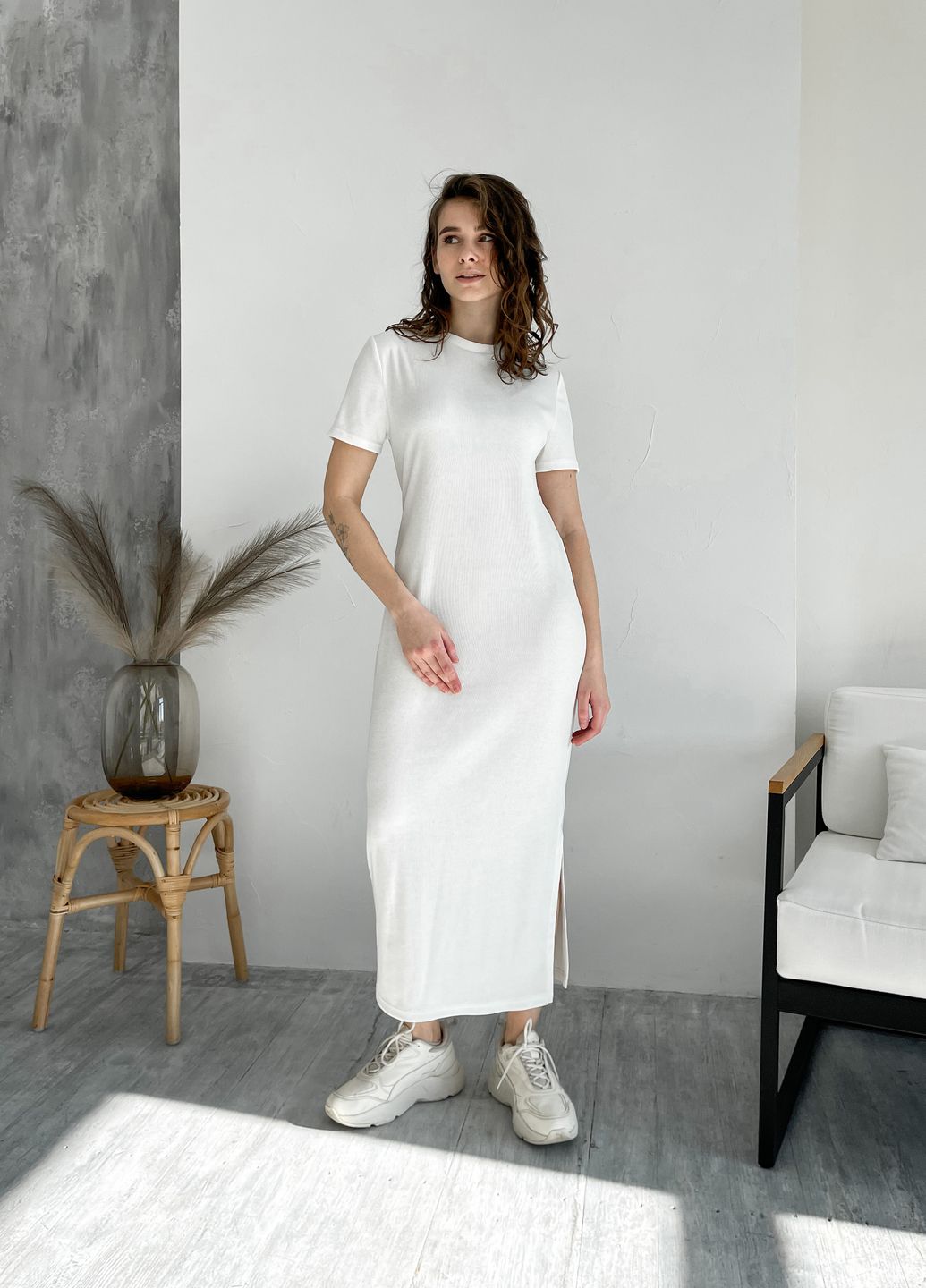 Купить Длинное платье-футболка в рубчик белое Merlini Кассо 700000126 размер 42-44 (S-M) в интернет-магазине