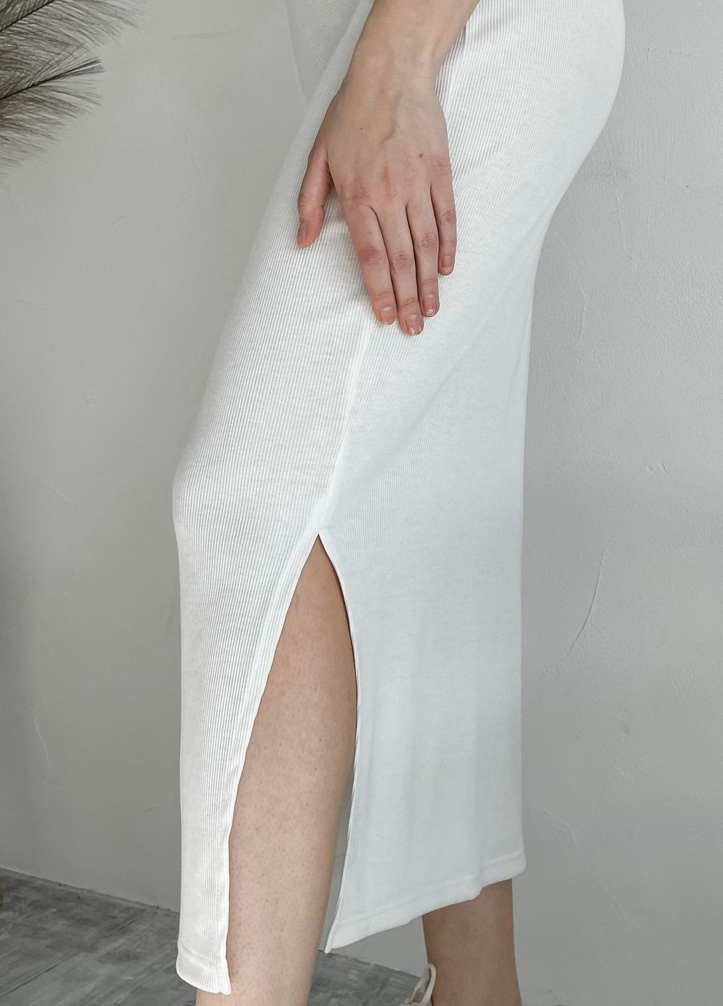 Купить Длинное платье-футболка в рубчик белое Merlini Кассо 700000126 размер 42-44 (S-M) в интернет-магазине
