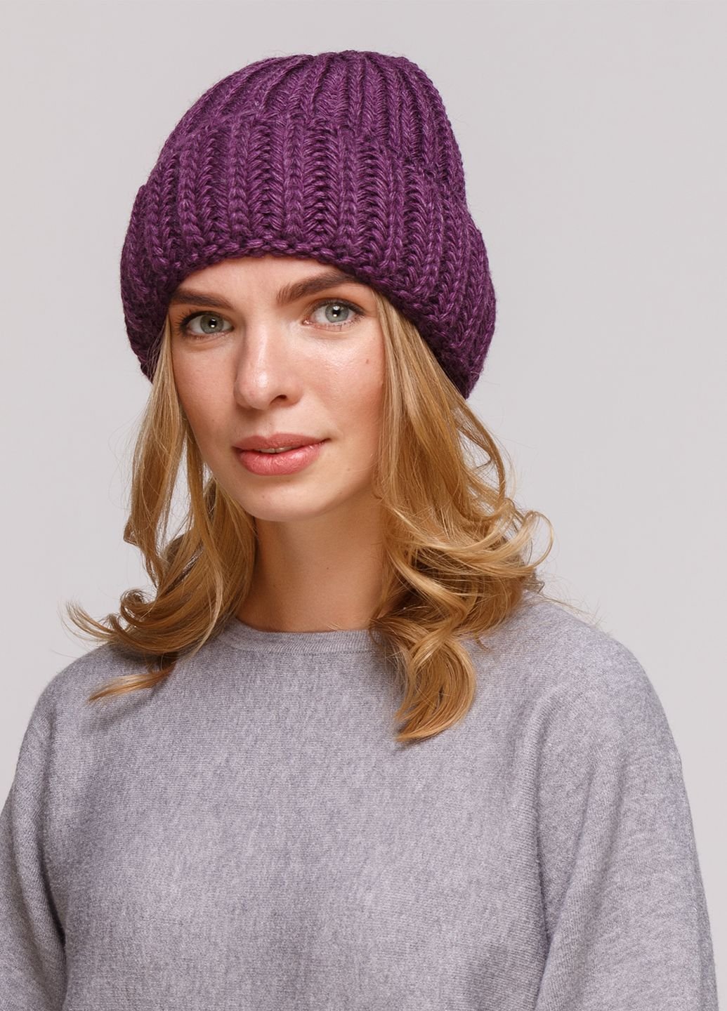 Купить Зимняя вязаная женская шапка с отворотом на флисовой подкладке DeMari Софа 550004 - Сливовый в интернет-магазине