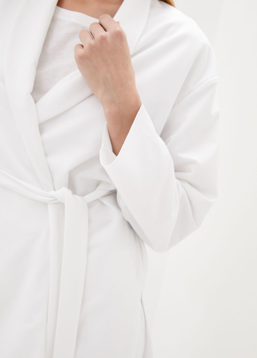 Купить Белый трикотажный женский жакет с поясом Merlini Монца 120000001, размер 42-44 в интернет-магазине