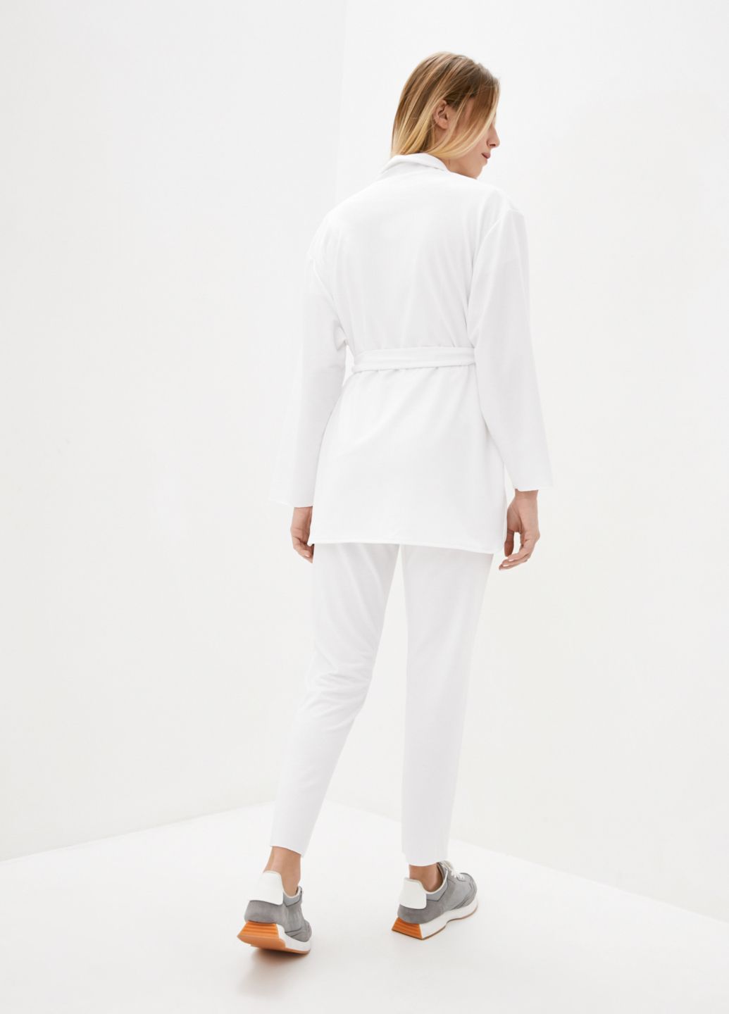 Купить Белый трикотажный женский жакет с поясом Merlini Монца 120000001, размер 42-44 в интернет-магазине