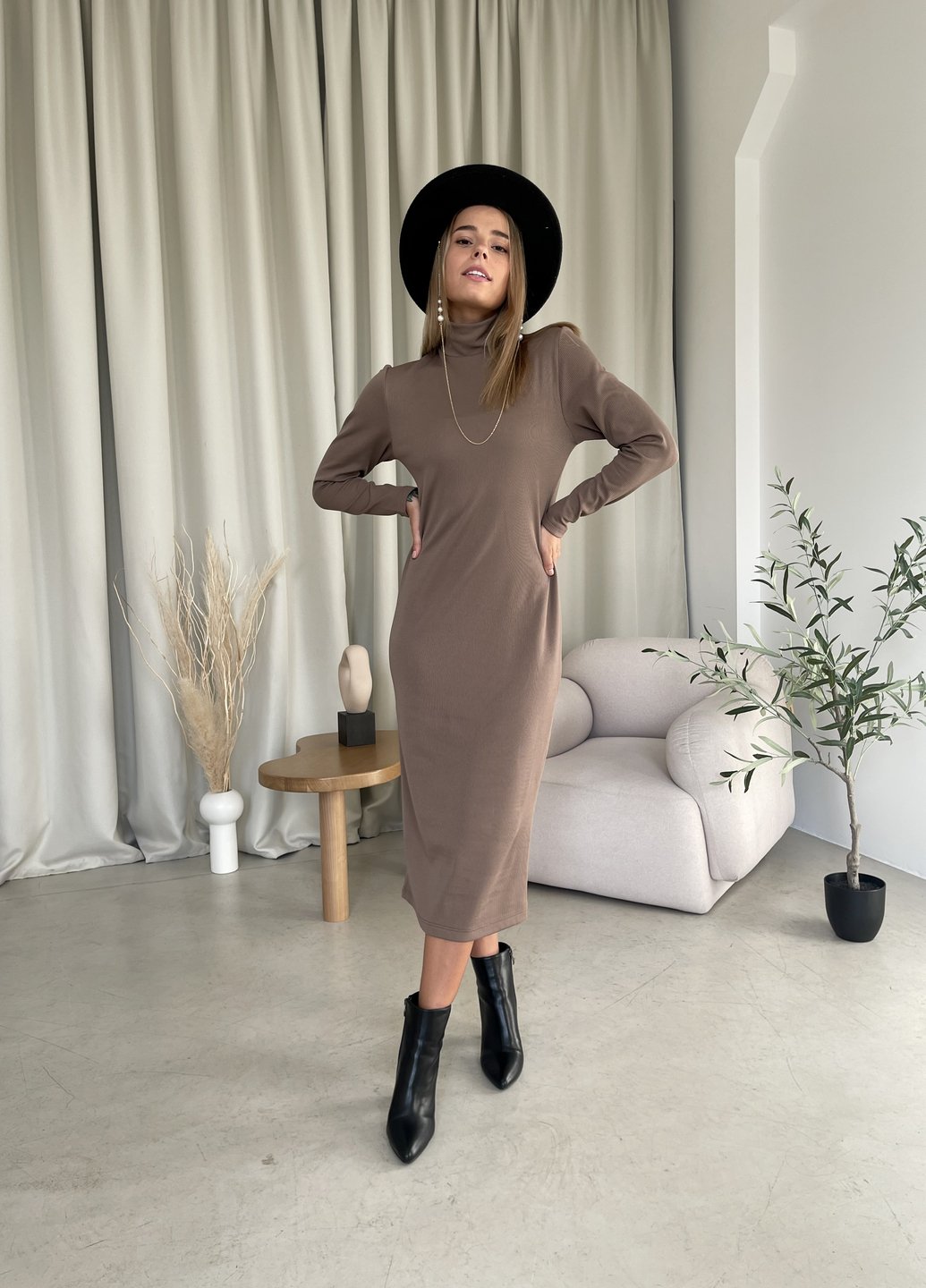 Купить Свободное теплое длинное платье в рубчик на флисе бежевое Merlini Мартен 700001102 размер 42-44 в интернет-магазине