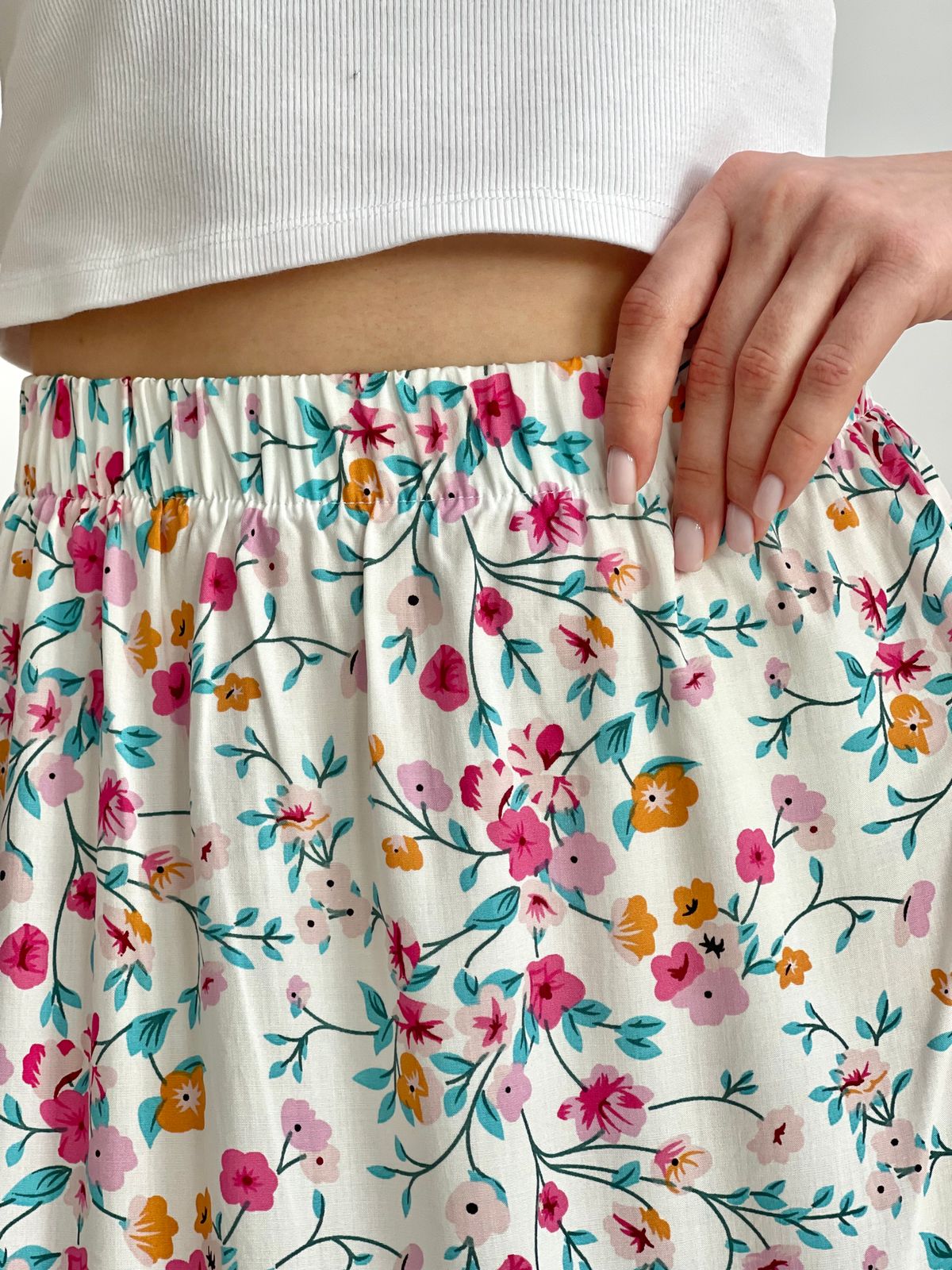 Купить Длинная женская юбка с разрезом в цветочек белая Merlini Лакко 400001262 размер 42-44 (S-M) в интернет-магазине