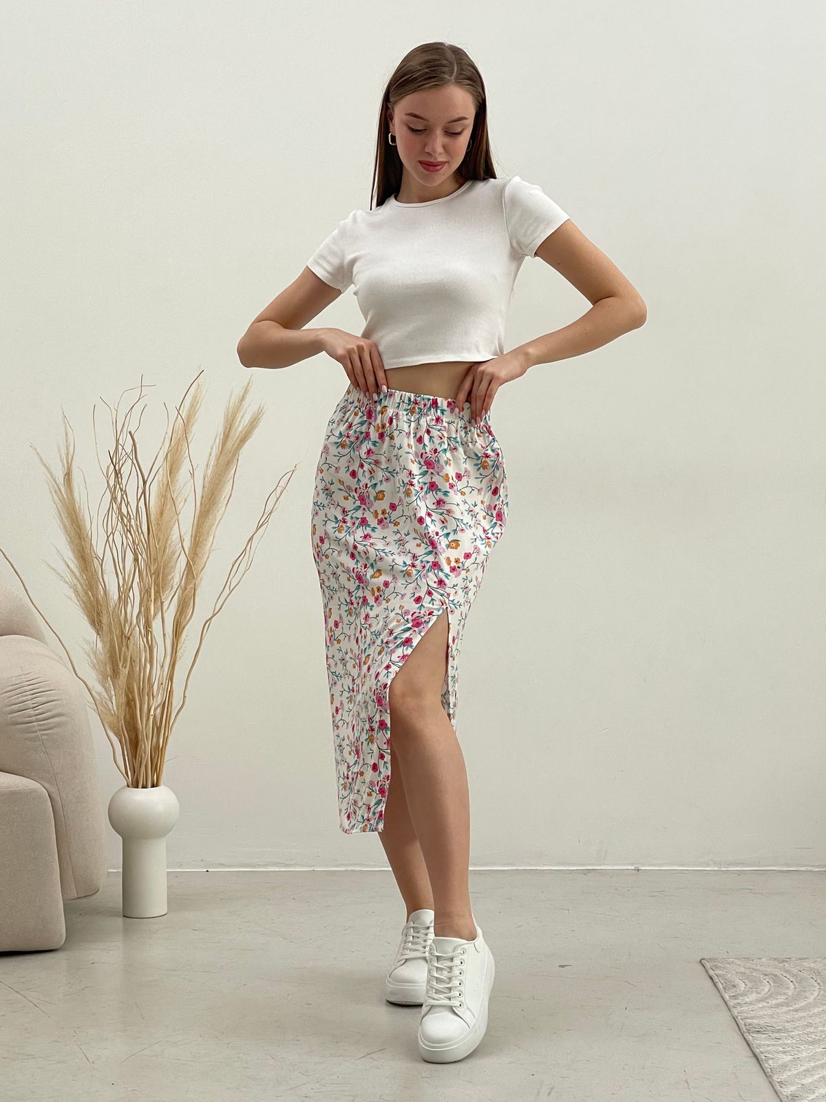 Купить Длинная женская юбка с разрезом в цветочек белая Merlini Лакко 400001262 размер 42-44 (S-M) в интернет-магазине