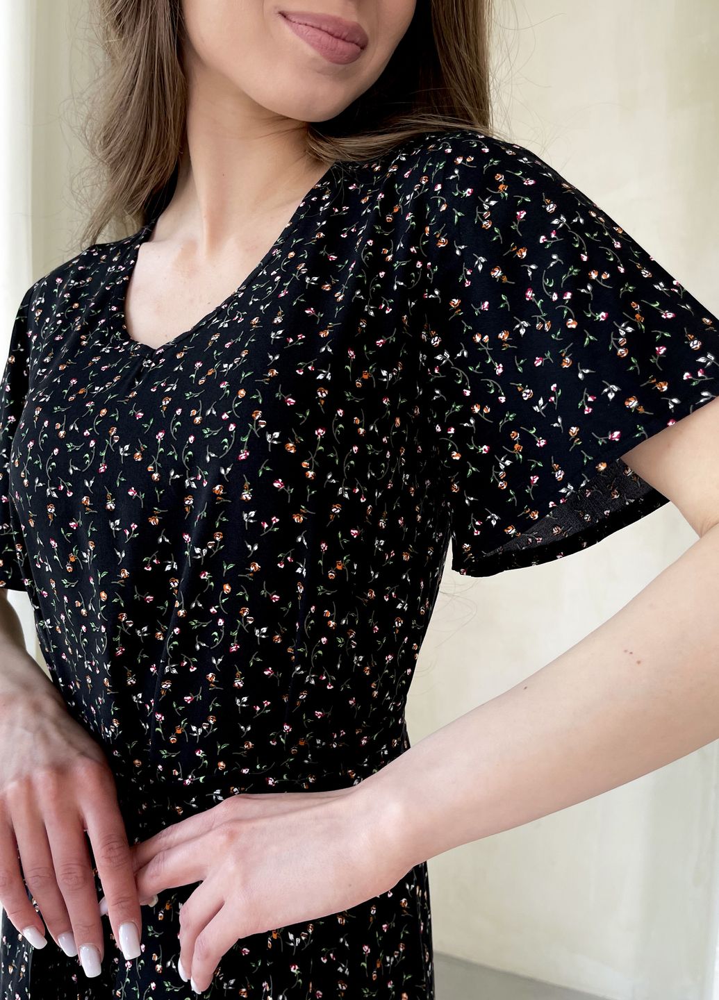 Купить Женское платье до колена с цветочным принтом и пояском черное Merlini Маренго 700000241, размер 42-44 (S-M) в интернет-магазине