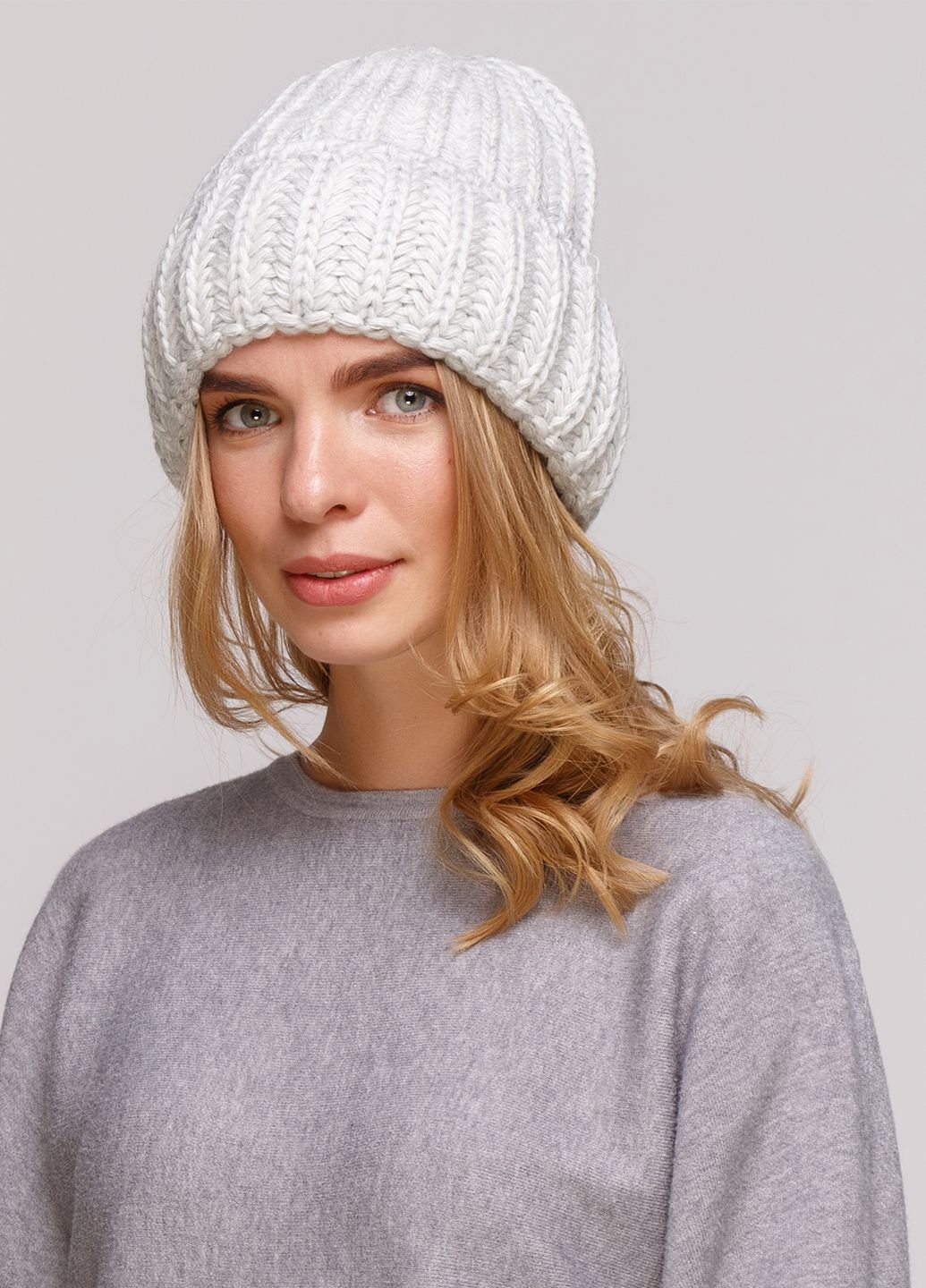 Купить Зимняя вязаная женская шапка с отворотом на флисовой подкладке DeMari Софа 550006 - Серый в интернет-магазине