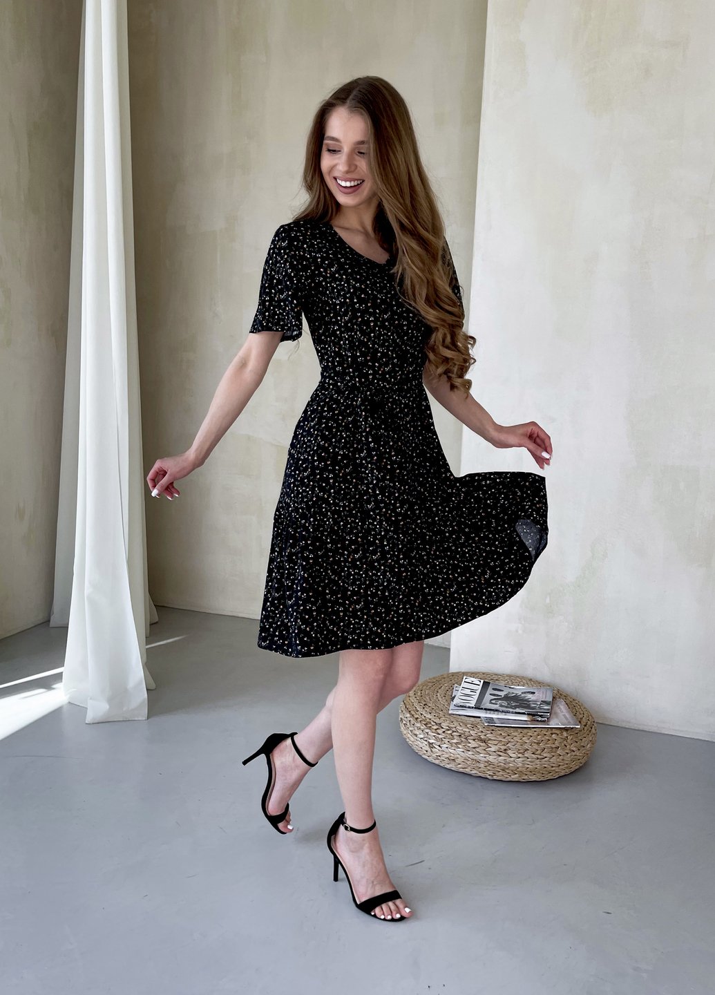 Купить Женское платье до колена с цветочным принтом и пояском черное Merlini Маренго 700000241, размер 42-44 (S-M) в интернет-магазине