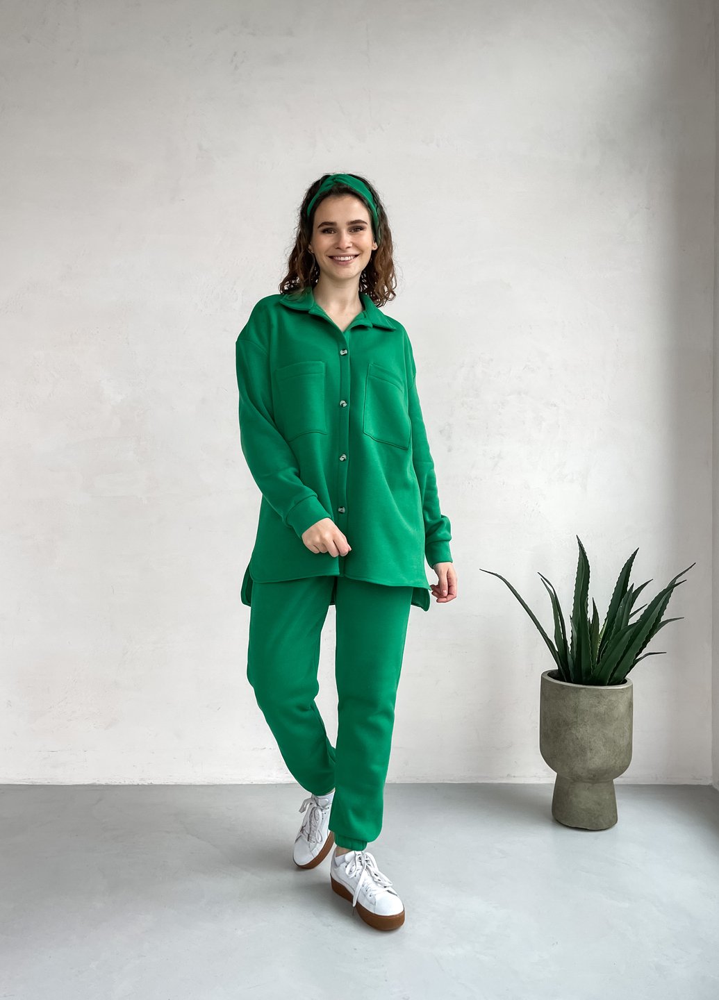 Купить Теплый зеленый костюм женский на флисе двойка: рубашка, спортивные штаны Merlini Комо 100000160, размер 42-44 в интернет-магазине