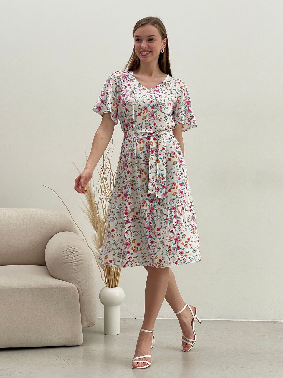 Купить Платье летнее ниже колен в цветочек белое Merlini Мискано 700001282 размер 42-44 (S-M) в интернет-магазине