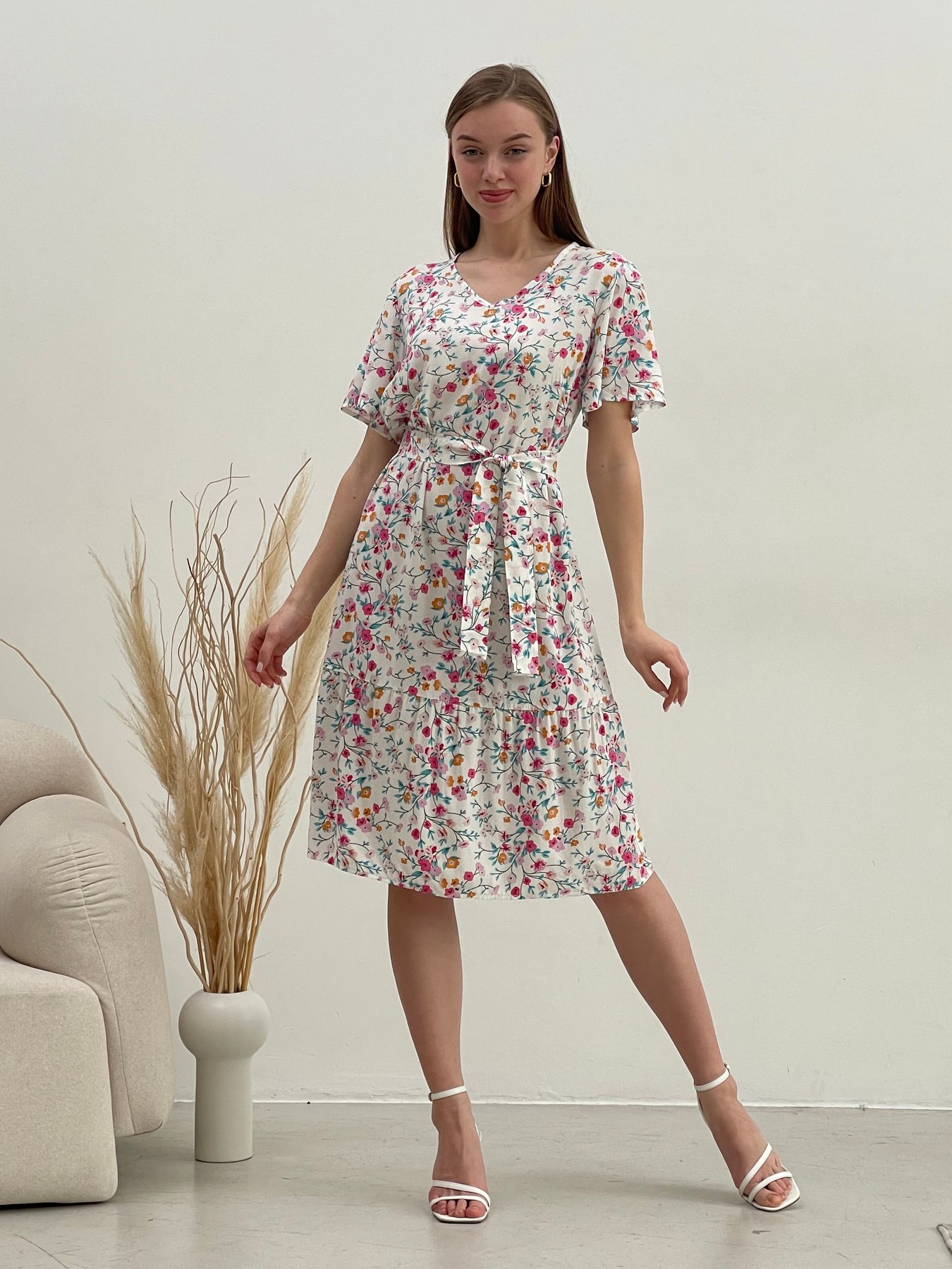Купить Платье летнее ниже колен в цветочек белое Merlini Мискано 700001282 размер 42-44 (S-M) в интернет-магазине