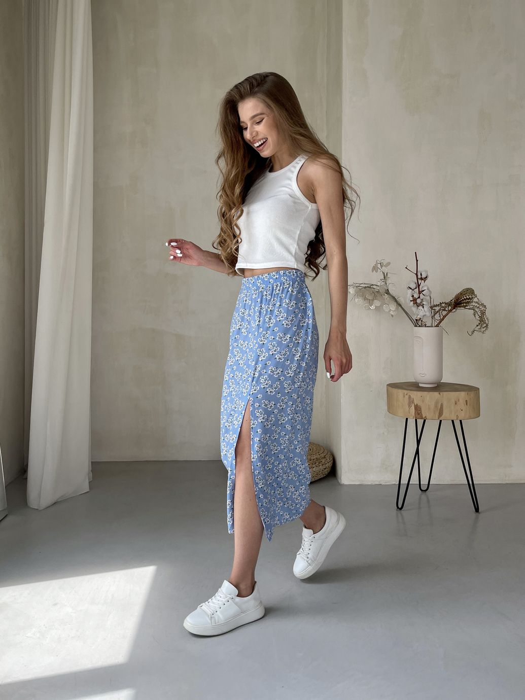 Купить Длинная женская юбка ниже колена с размером в цветочек Merlini Равенна 400000124, размер 42-44 (S-M) в интернет-магазине