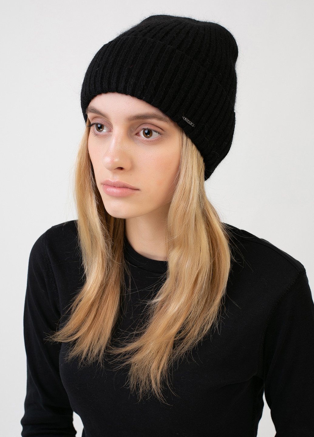 Купить Теплая зимняя велюровая шапка Merlini Хэлли 330072 - Черный в интернет-магазине