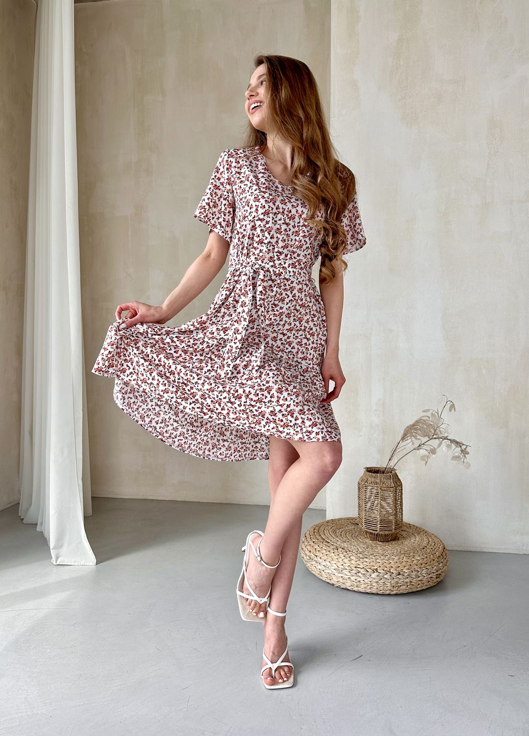 Купить Женское платье до колена с цветочным принтом и пояском белое Merlini Маренго 700000242, размер 42-44 (S-M) в интернет-магазине