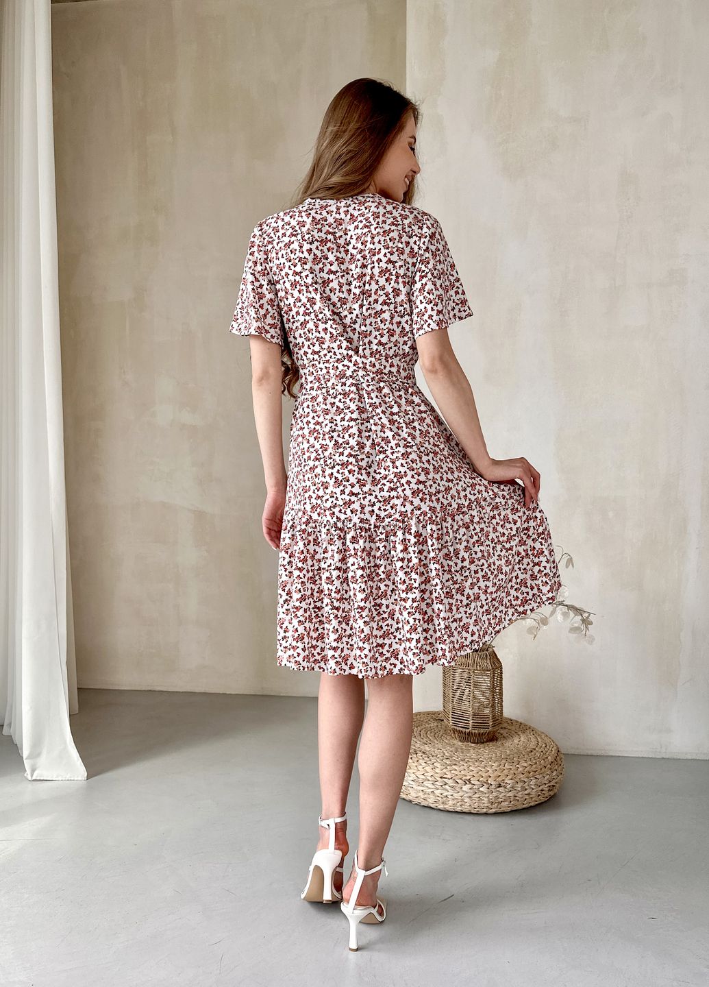 Купить Женское платье до колена с цветочным принтом и пояском белое Merlini Маренго 700000242, размер 42-44 (S-M) в интернет-магазине
