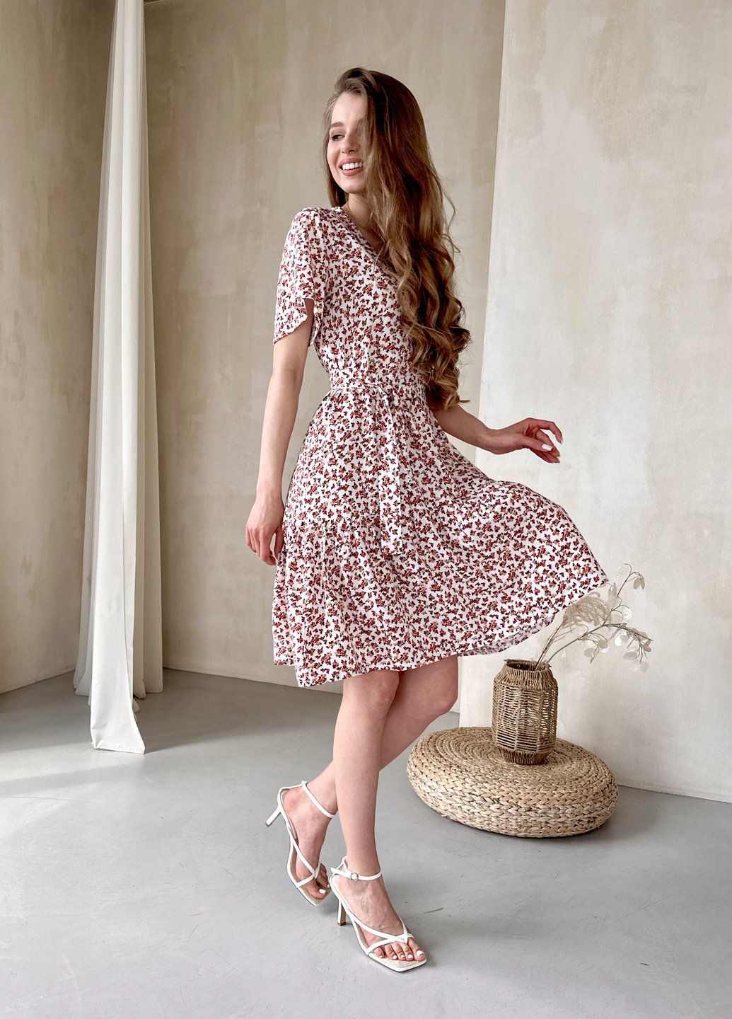 Купить Женское платье до колена с цветочным принтом и пояском белое Merlini Маренго 700000242, размер 54-56 (4XL-5XL) в интернет-магазине