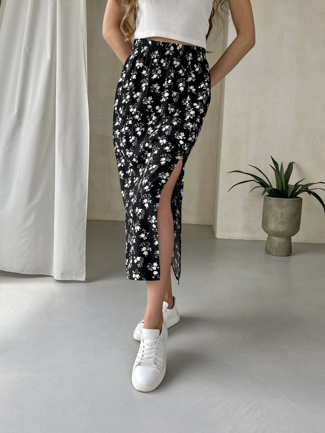 Купить Длинная женская юбка ниже колена с размером в цветочек Merlini Равенна 400000125, размер 42-44 (S-M) в интернет-магазине