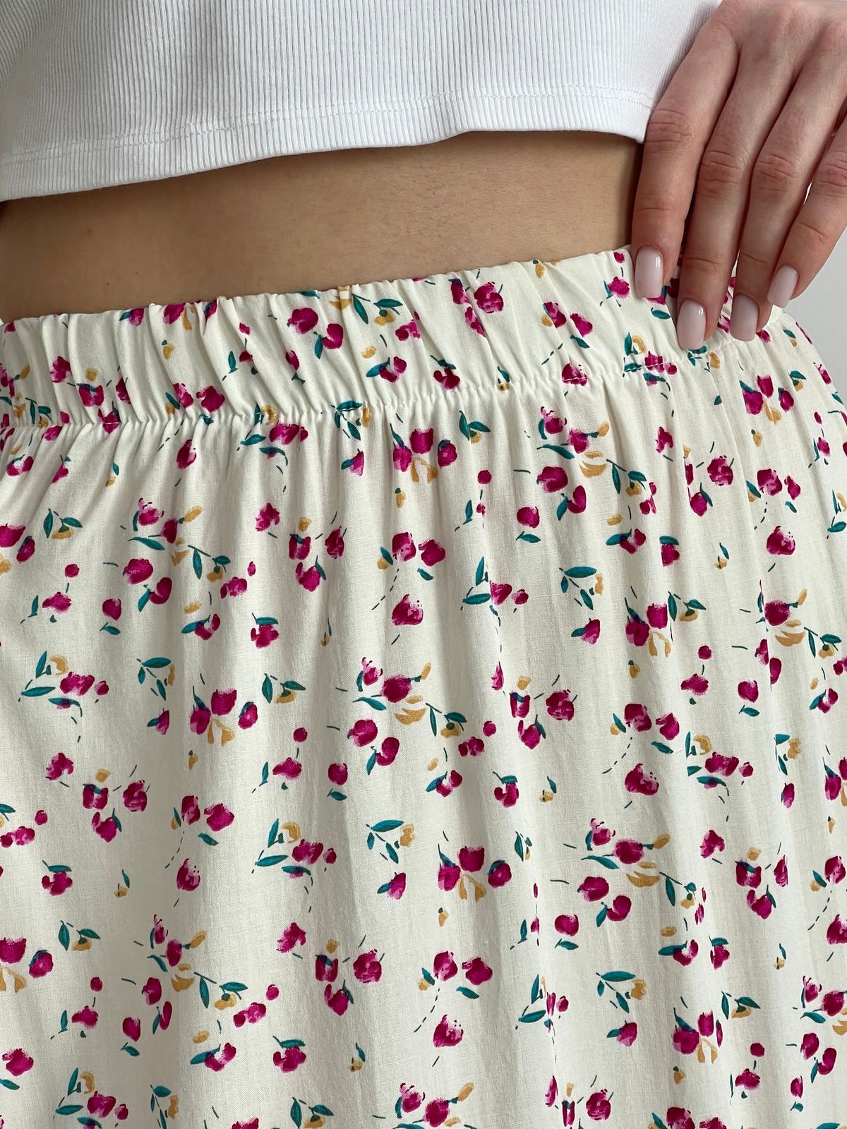 Купить Длинная женская юбка с разрезом в цветочек белая Merlini Лакко 400001264 размер 42-44 (S-M) в интернет-магазине