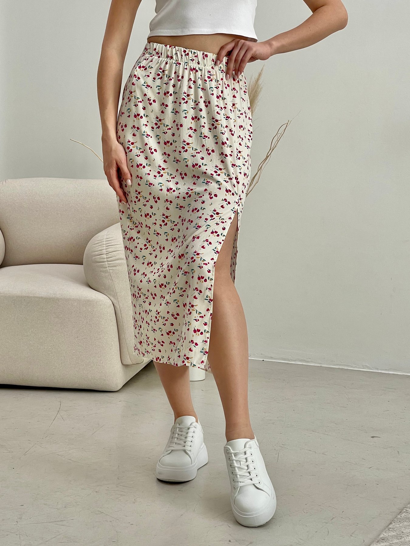 Купить Длинная женская юбка с разрезом в цветочек белая Merlini Лакко 400001264 размер 42-44 (S-M) в интернет-магазине