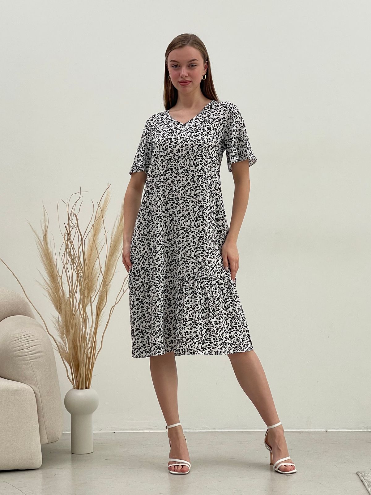 Купить Платье летнее ниже колен в цветочек белое Merlini Мискано 700001284 размер 42-44 (S-M) в интернет-магазине