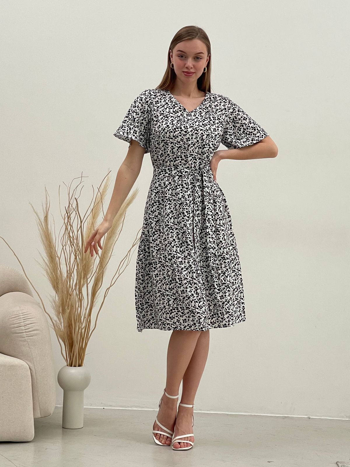 Купить Платье летнее ниже колен в цветочек белое Merlini Мискано 700001284 размер 42-44 (S-M) в интернет-магазине