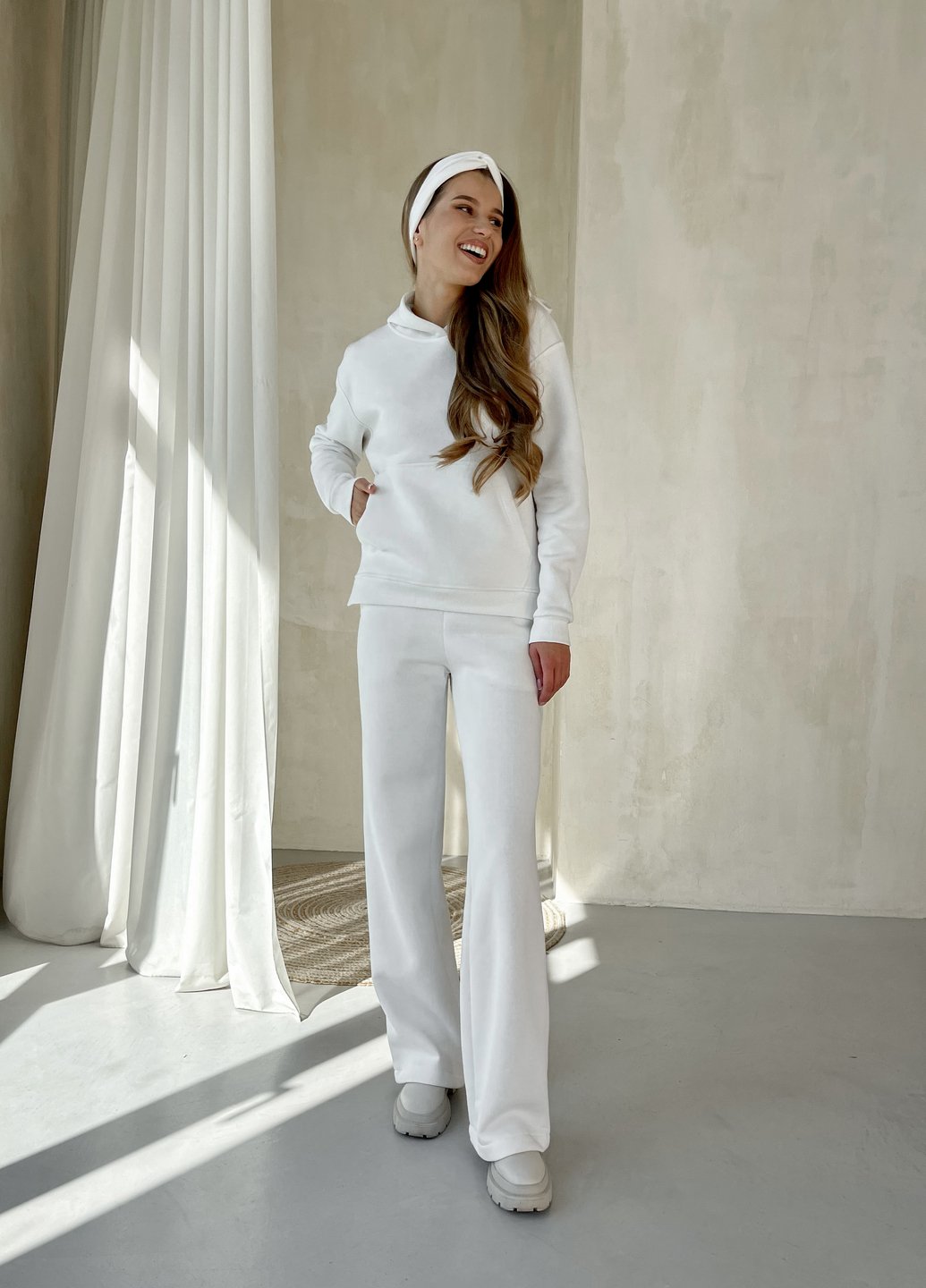 Купить Теплый костюм на флисе с широкими штанами и худи белый Merlini Тулон 100001067, размер 42-44 (S-M) в интернет-магазине