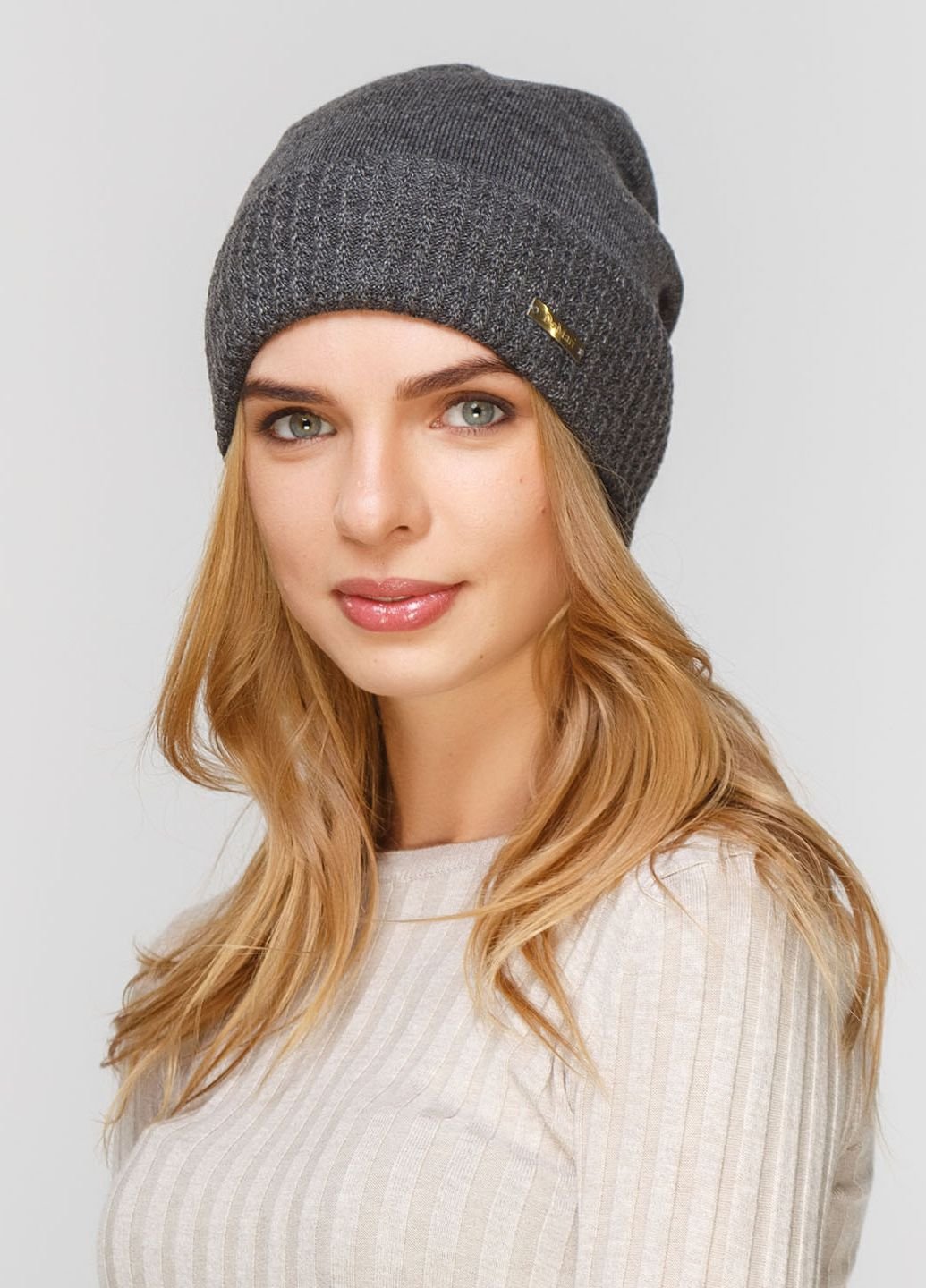 Купить Зимняя теплая женская шапка с отворотом на флисовой подкладке DeMari Ненси 550402 - Тёмно-Серый в интернет-магазине