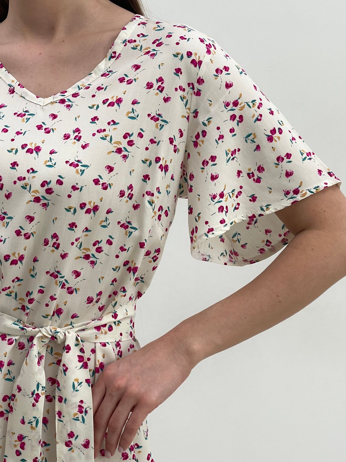 Купить Платье летнее ниже колен в цветочек белое Merlini Мискано 700001286 размер 42-44 (S-M) в интернет-магазине