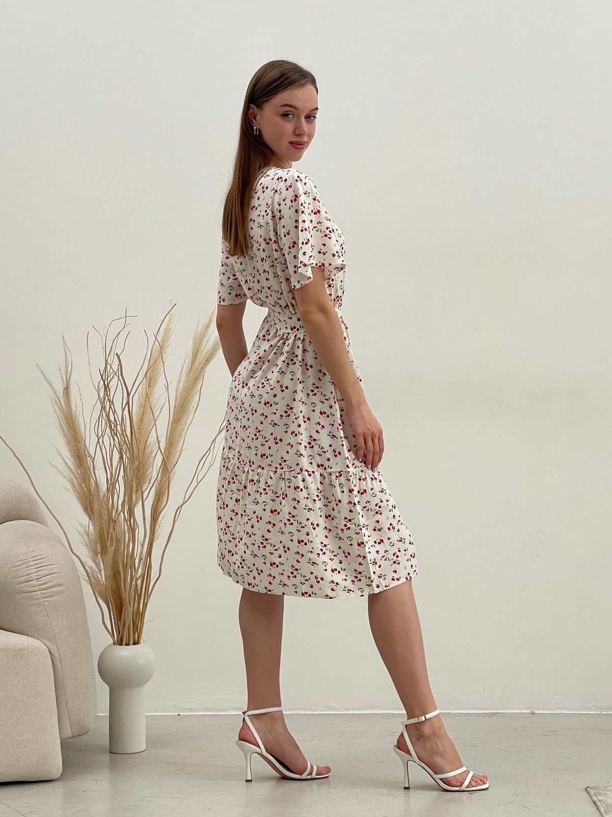 Купить Платье летнее ниже колен в цветочек белое Merlini Мискано 700001286 размер 42-44 (S-M) в интернет-магазине