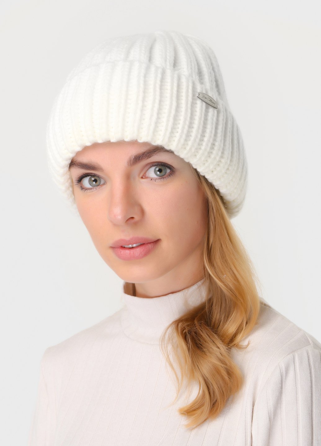 Купить Зимняя вязаная женская шапка с отворотом на флисовой подкладке DeMari Мия 500045 - Молочный в интернет-магазине