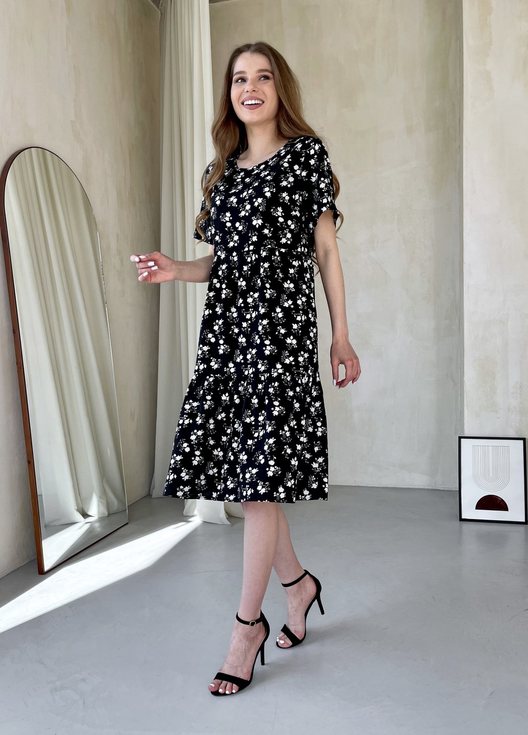 Купить Женское платье до колена с цветочным принтом и коротким рукавом черное Merlini Ферро 700000263, размер 42-44 (S-M) в интернет-магазине
