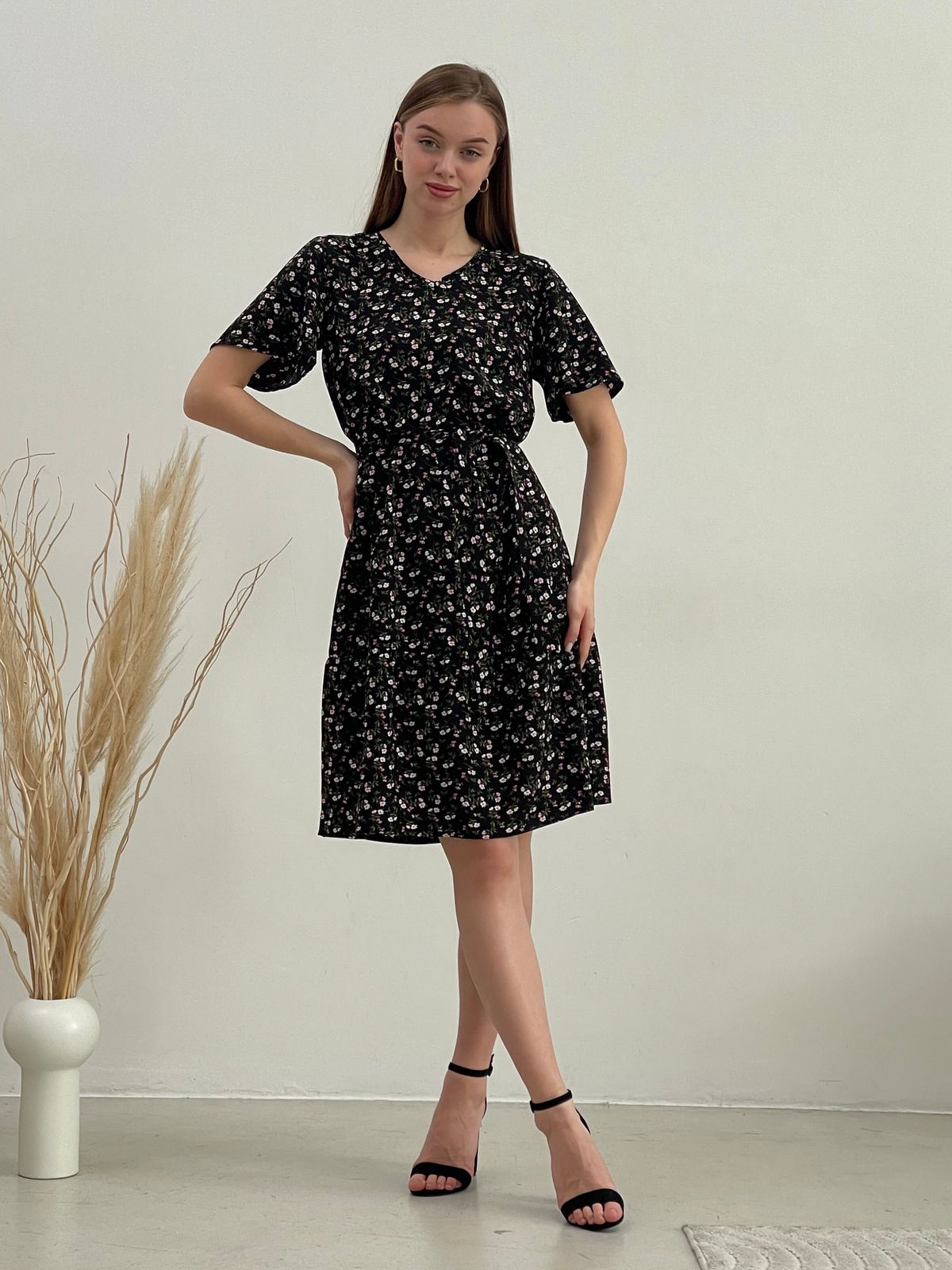 Купить Платье летнее ниже колен в цветочек черное Merlini Арко 700001321 размер 42-44 (S-M) в интернет-магазине