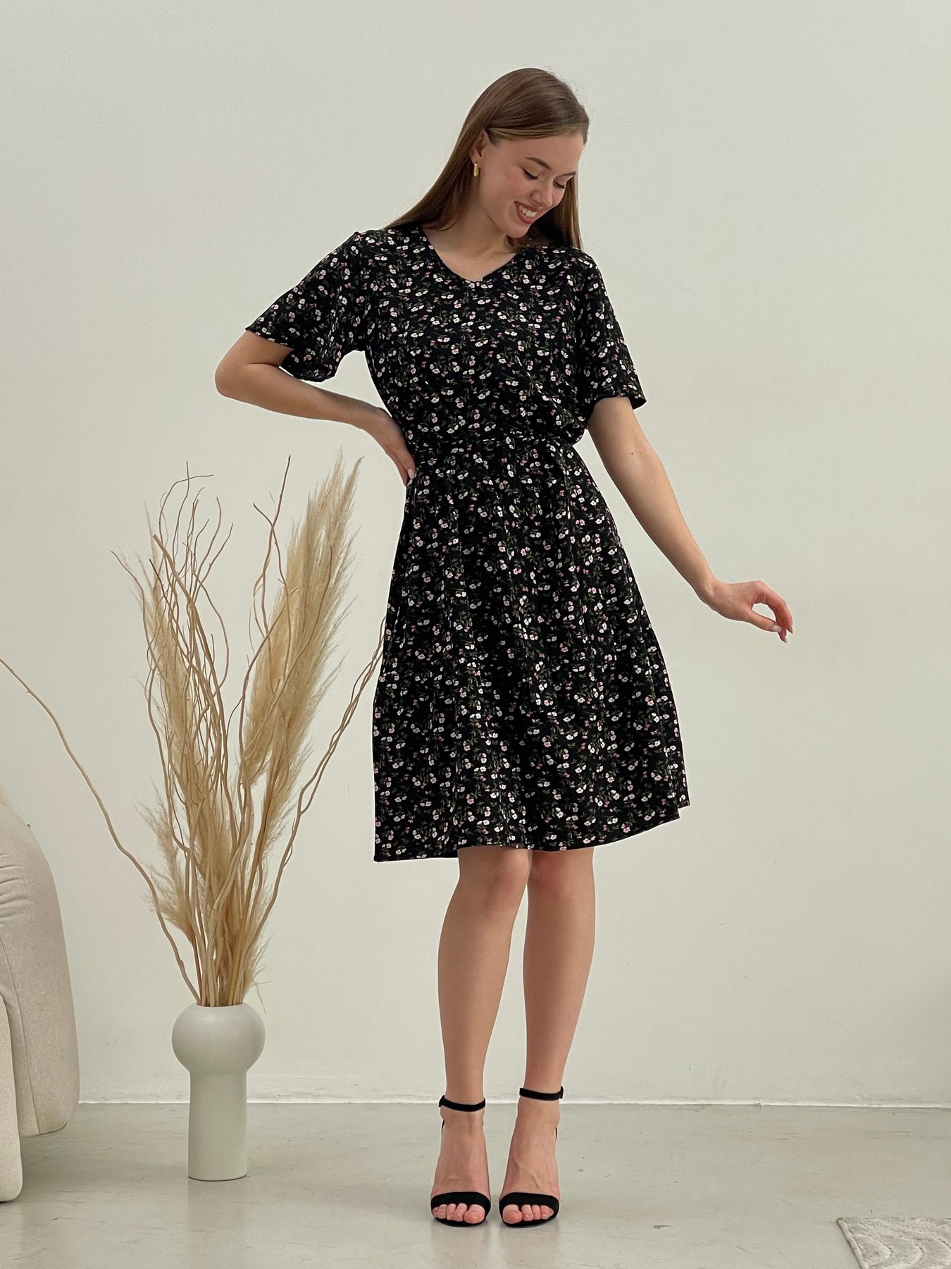 Купить Платье летнее ниже колен в цветочек черное Merlini Арко 700001321 размер 42-44 (S-M) в интернет-магазине