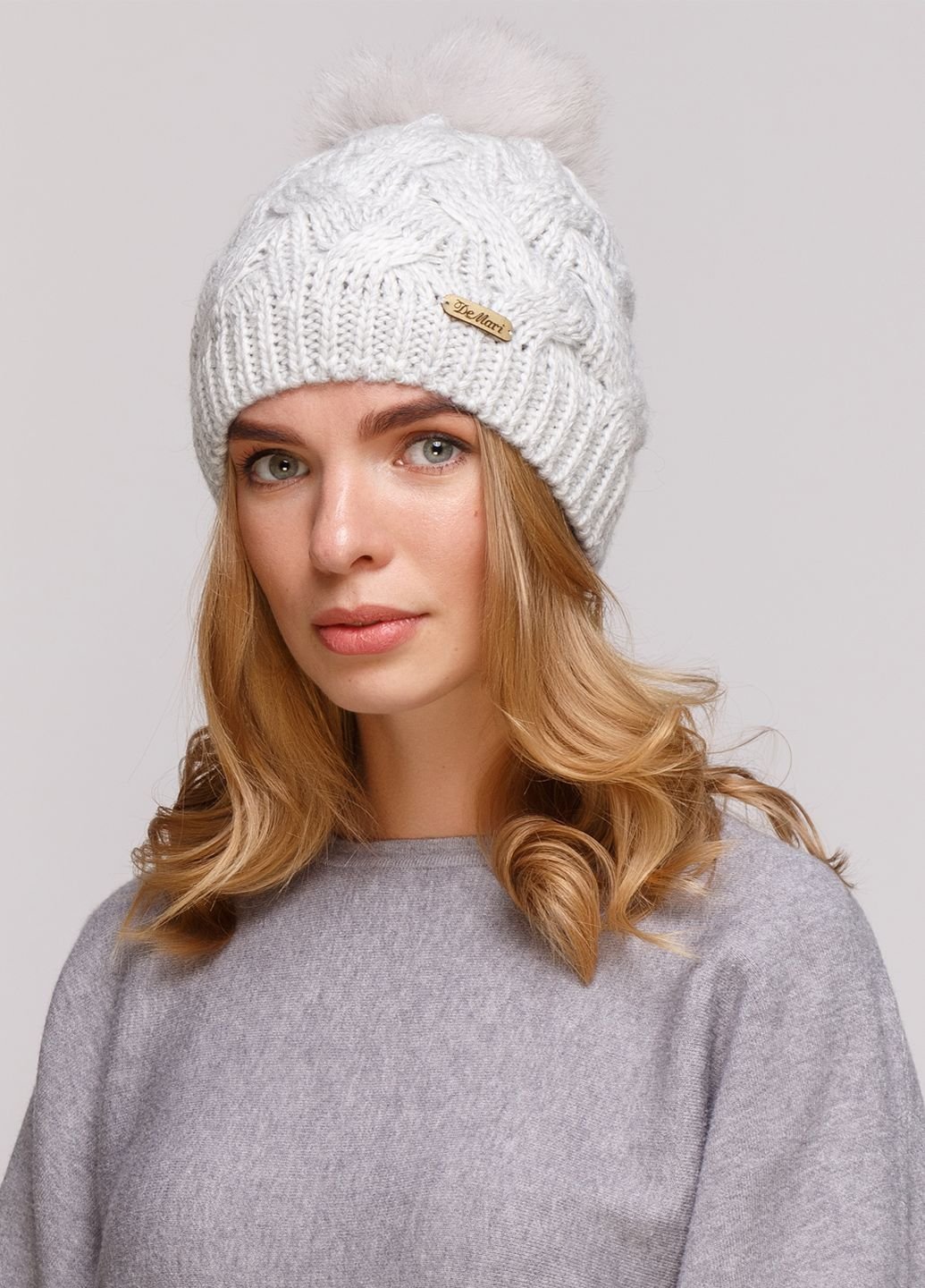 Купить Зимняя вязаная женская шапка с помпоном на флисовой подкладке DeMari Джейн 550903 - Серый в интернет-магазине