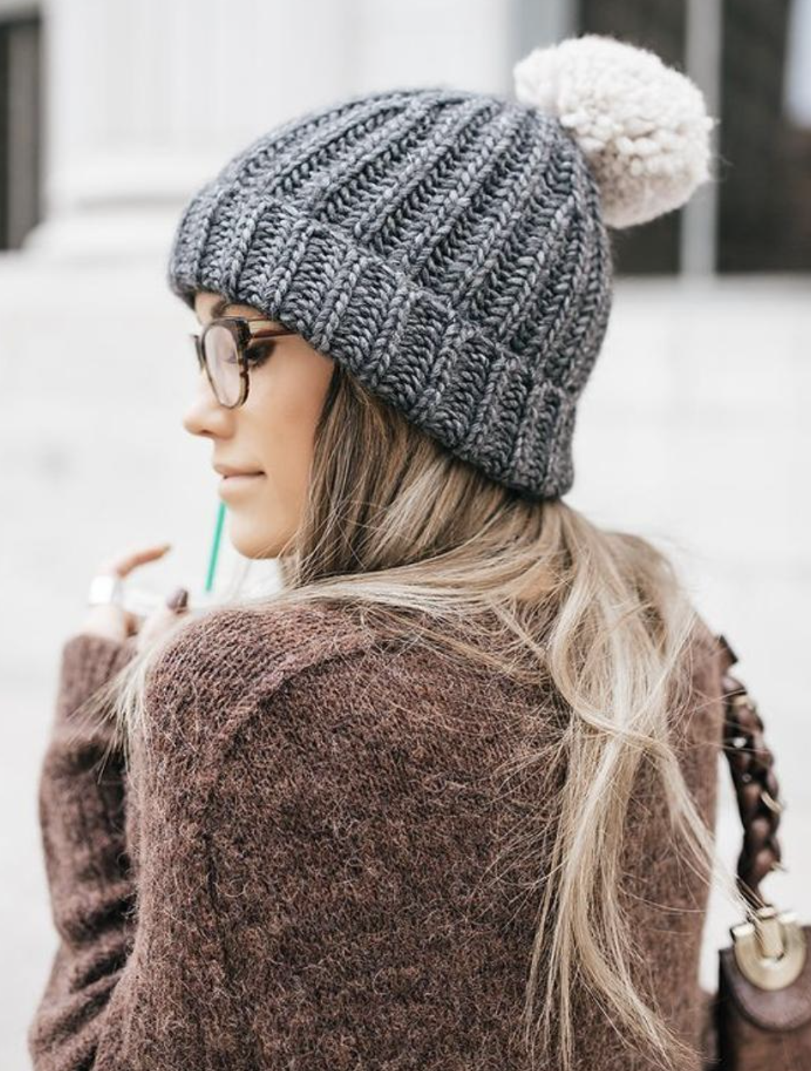 Женские головные уборы осень-зима модные вязаные шапки, фото новинки и тренды
